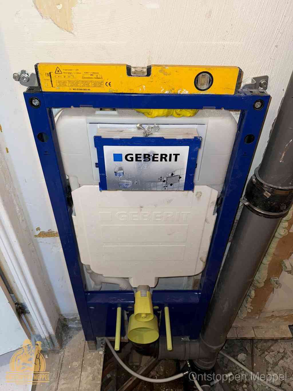 Een Geberit inbouwreservoir met frame voor een hangtoilet tegen de wand, met de afvoerbocht naar de vloer, kenmerkend voor een verstopt hangtoilet in Meppel Een Geberit inbouwreservoir met frame voor een hangtoilet tegen de wand, met de afvoerbocht naar de vloer, kenmerkend voor een verstopt hangtoilet in Meppel