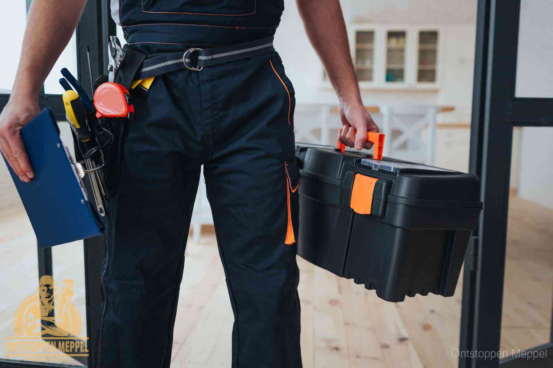 Een monteur met gereedschapsriem en klembord, klaar om een transparante prijs voor het wc ontstoppen in Meppel te geven Een monteur met gereedschapsriem en klembord, klaar om een transparante prijs voor het wc ontstoppen in Meppel te geven