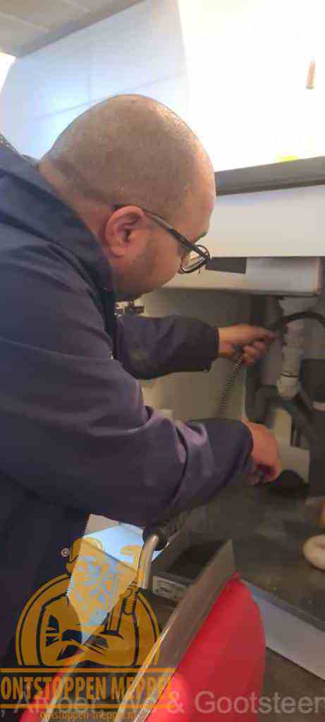 loodgieter-aan-het-werk-in-badkamer