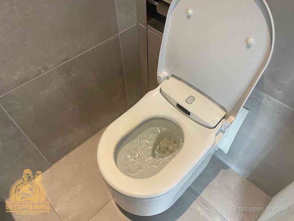 Een toiletpot vol troebel water met drijvend papier en restanten, de meest voorkomende oorzaak van een verstopte wc in Meppel Een toiletpot vol troebel water met drijvend papier en restanten, de meest voorkomende oorzaak van een verstopte wc in Meppel