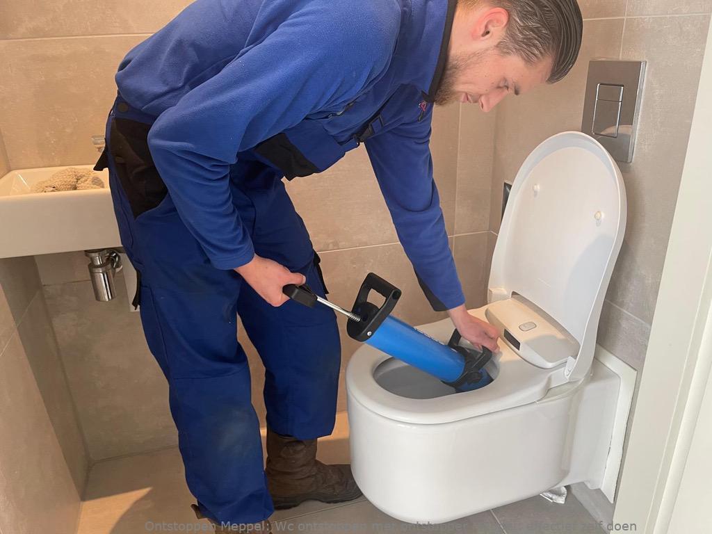 Wc ontstoppen met ontstopper Meppel: effectief zelf doen