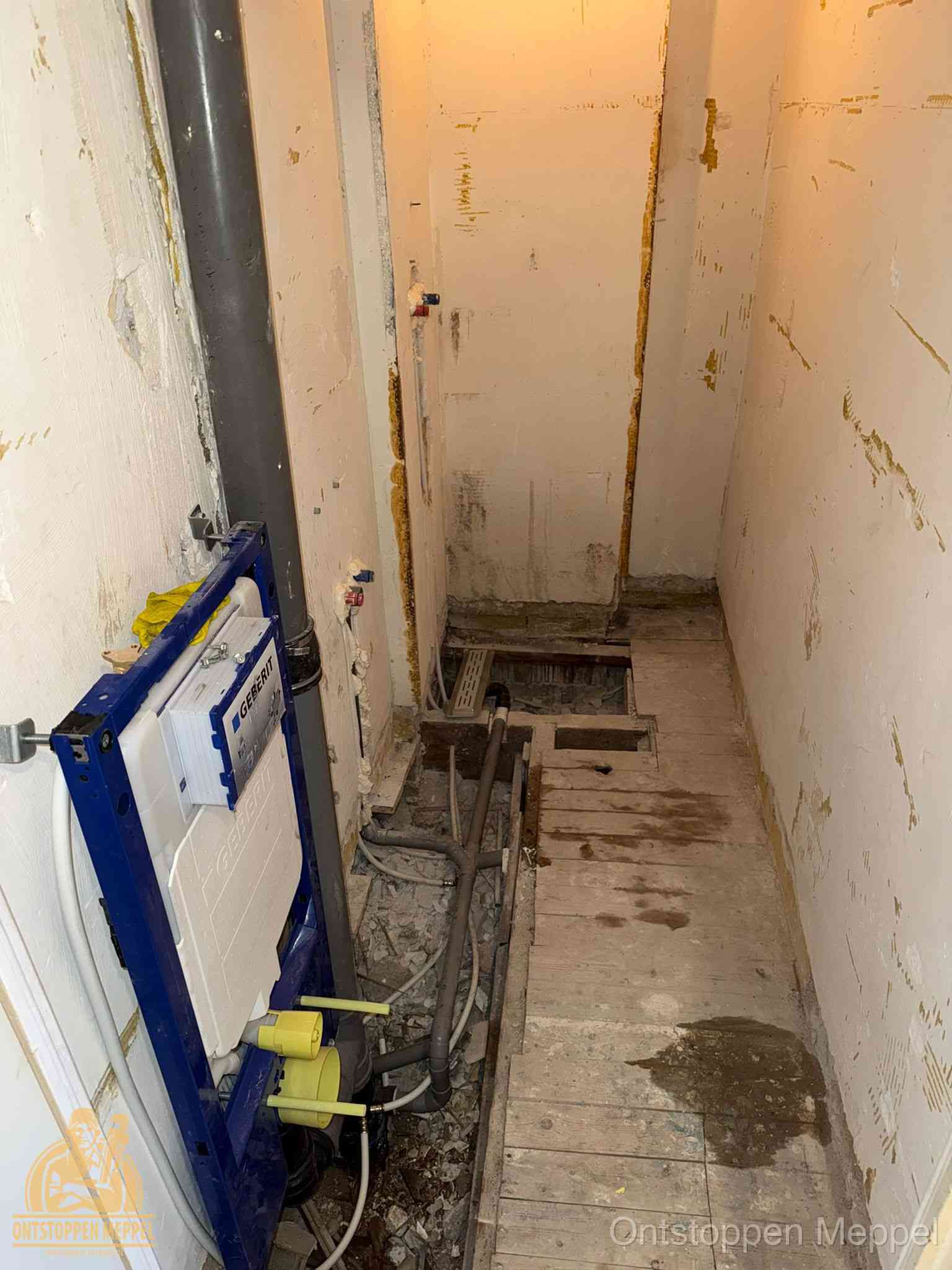 Een opgebroken toiletruimte tijdens renovatie met een Geberit inbouwreservoir en blootliggende oude afvoerleidingen, typisch voor oudere woningen in Meppel Een opgebroken toiletruimte tijdens renovatie met een Geberit inbouwreservoir en blootliggende oude afvoerleidingen, typisch voor oudere woningen in Meppel